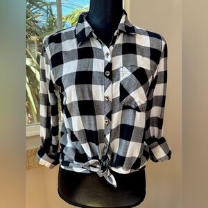 Maurices Black & White Flannel Button Down Shirt Women’s Size Medium